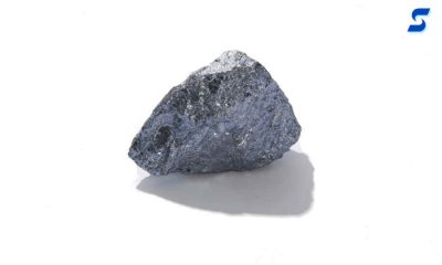 Gray rock of raw silicon metal 